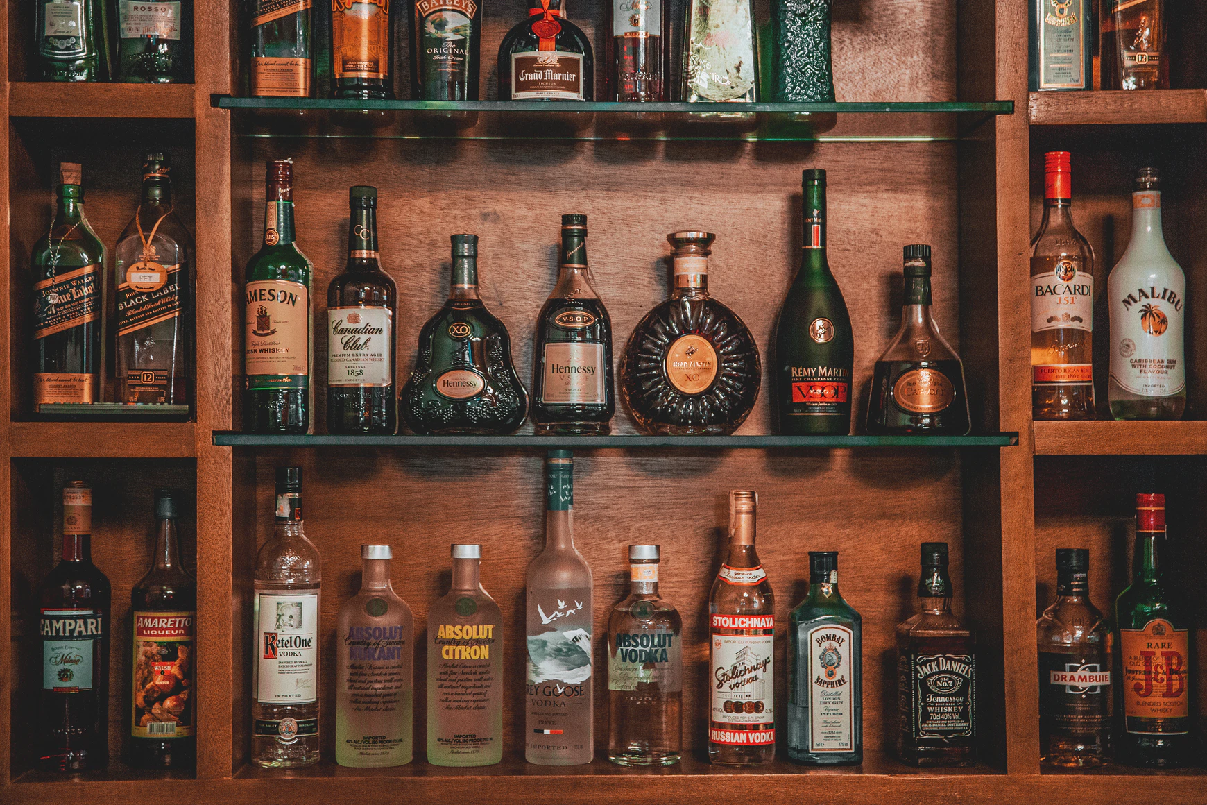 アルコール依存症にちなんで、たくさんのお酒が並んだイメージ画像